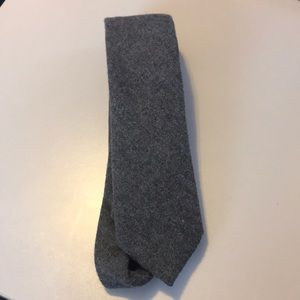 Men’s wool tie.